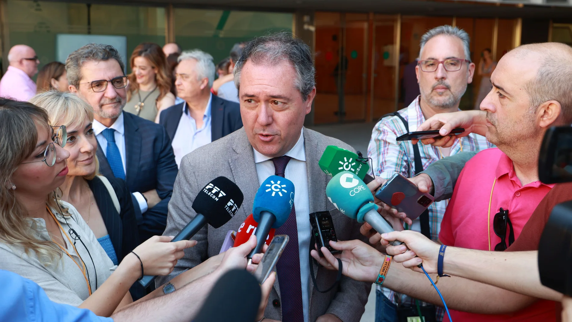 El líder del PSOE-A, Juan Espadas, atiende a los medios 