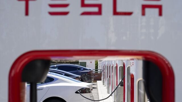 Recarca de vehículos TESLA. (AP Photo/Godofredo A. Vásquez, File)