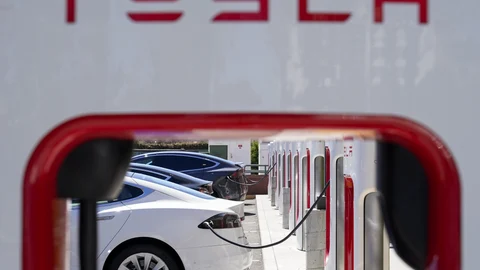 Recarca de vehículos TESLA. (AP Photo/Godofredo A. Vásquez, File)