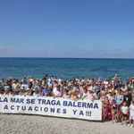 Vecinos se manifiestan en defensa de la playa de Balerma 