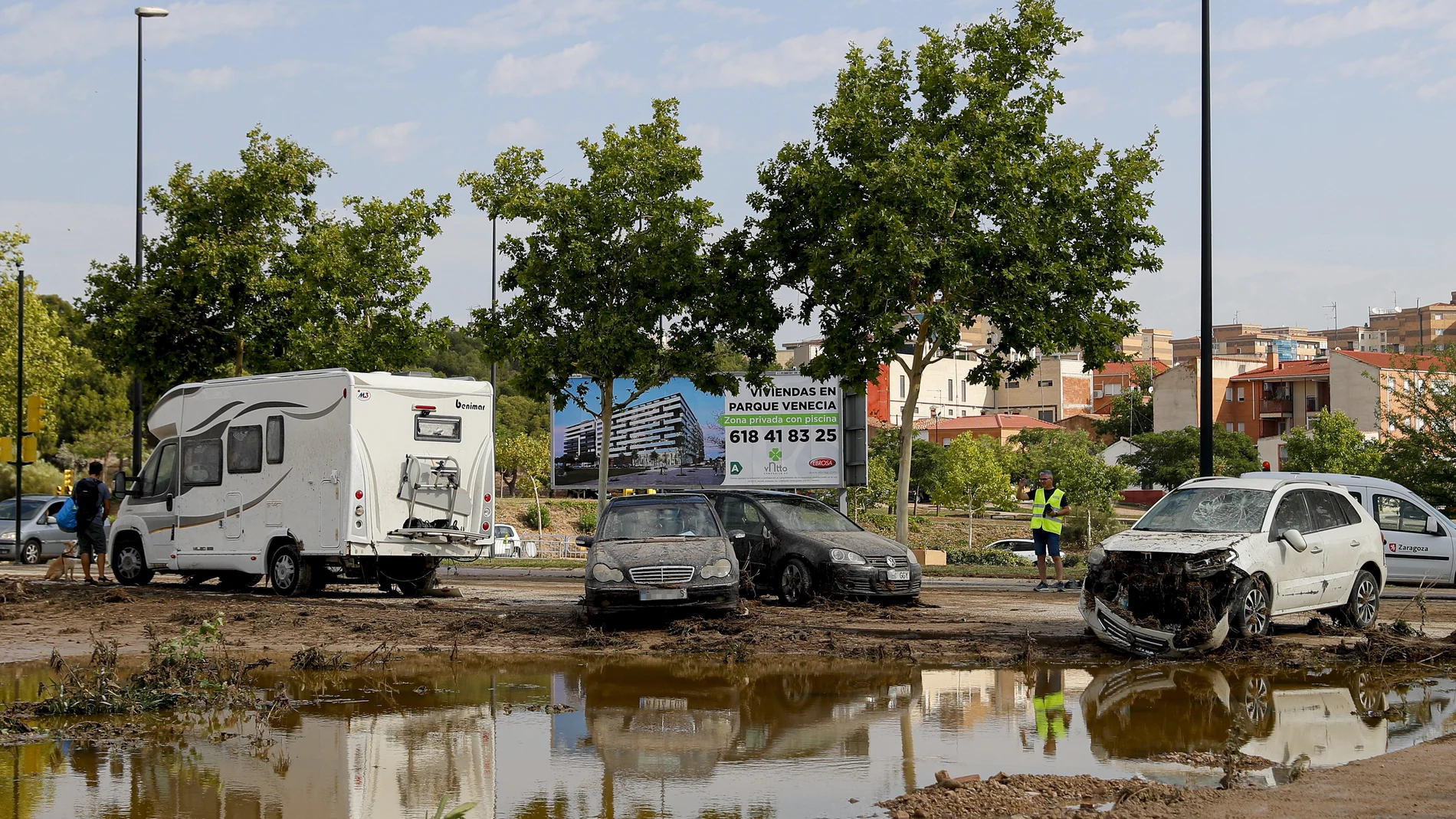 Varios vehículos afectados en Zaragoza por la fuerte tormenta caída la tarde del jueves en la capital aragonesa y varios municipios de Bajo Aragón turolense