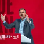 El PSOE quiere electrificar las carreteras para que los coches eléctricos circulen sin limitaciones