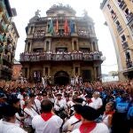  Los músicos pasan entre los miles de personas que asisten al chupinazo que anuncia el inicio de los sanfermines 2023, este jueves en la Plaza Consistorial de Pamplona. 