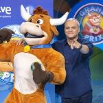El "Grand Prix" vuelve a La 1 de Televisión Española con una edición veraniega dieciocho años después, con un formato que tiene al frente a Ramón García (en la imagen) y que mantiene la estética y algunas de las pruebas clásicas, aunque con modificaciones como una nueva versión falsa de la famosa vaquilla de la primera edición. 