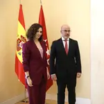 La presidenta de la Comunidad de Madrid, Isabel Diaz Ayuso, recibe en Sol al delegado del Gobierno en Madrid, Francisco Martín