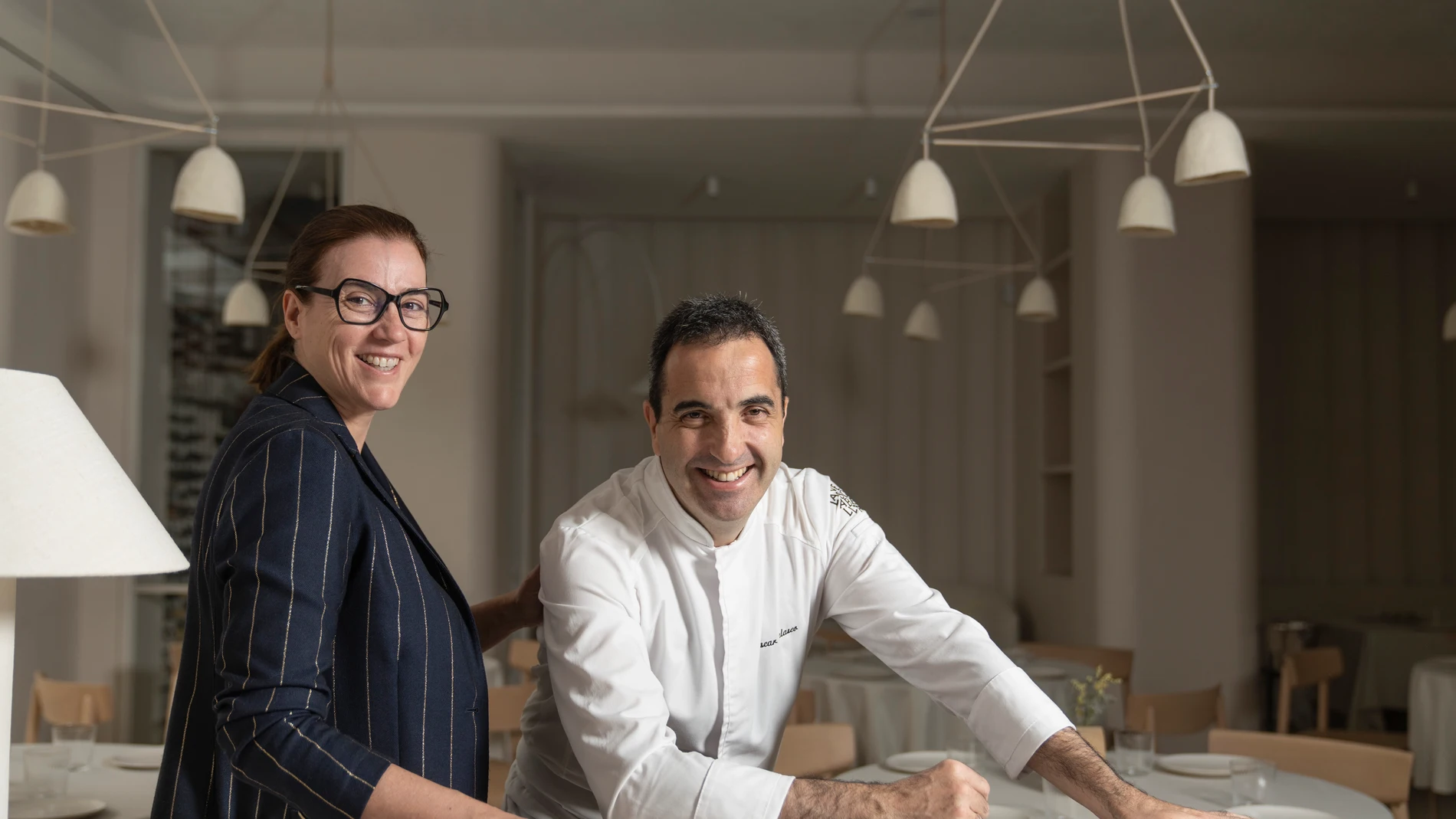 Los cocineros Oscar Velasco y Montse Abella.