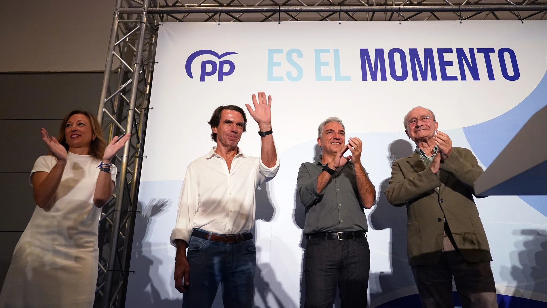 El expresidente del Gobierno, José María Aznar; el coordinador general del PP y candidato número uno del PP por Málaga al Congreso, Elías Bendodo, la presidenta provincial de la formación, Patricia Navarro, y el alcalde de Málaga, Francisco de la Torre.ALEX ZEA / EUROPA PRESS08/07/2023