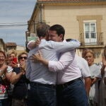 Núñez Feijóo y Fernández Mañueco se funden en un abrazo en Corrales del Vino (Zamora)