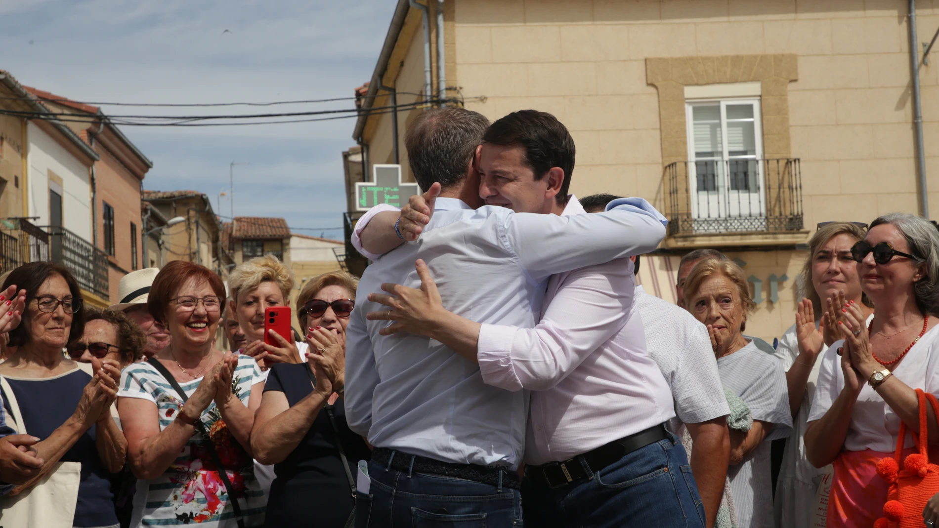 Núñez Feijóo y Fernández Mañueco se funden en un abrazo en Corrales del Vino (Zamora)