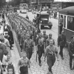 Las SA marchando en Spandau, 1932.