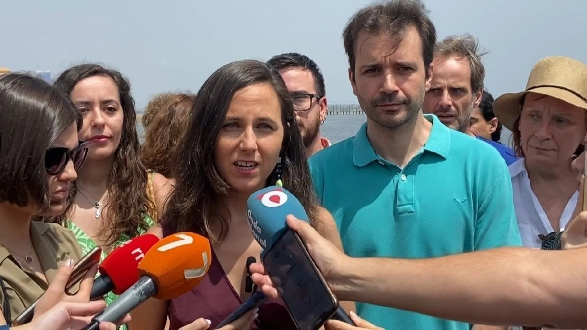 La secretaria general de Podemos y miembro de la candidatura de SUMAR por la circunscripción de Madrid, Ione Belarra, visita el Mar Menor 