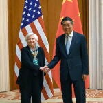 La secretaria del Tesoro, Janet Yellen, saluda al viceprimer ministro chino, He Lifeng 