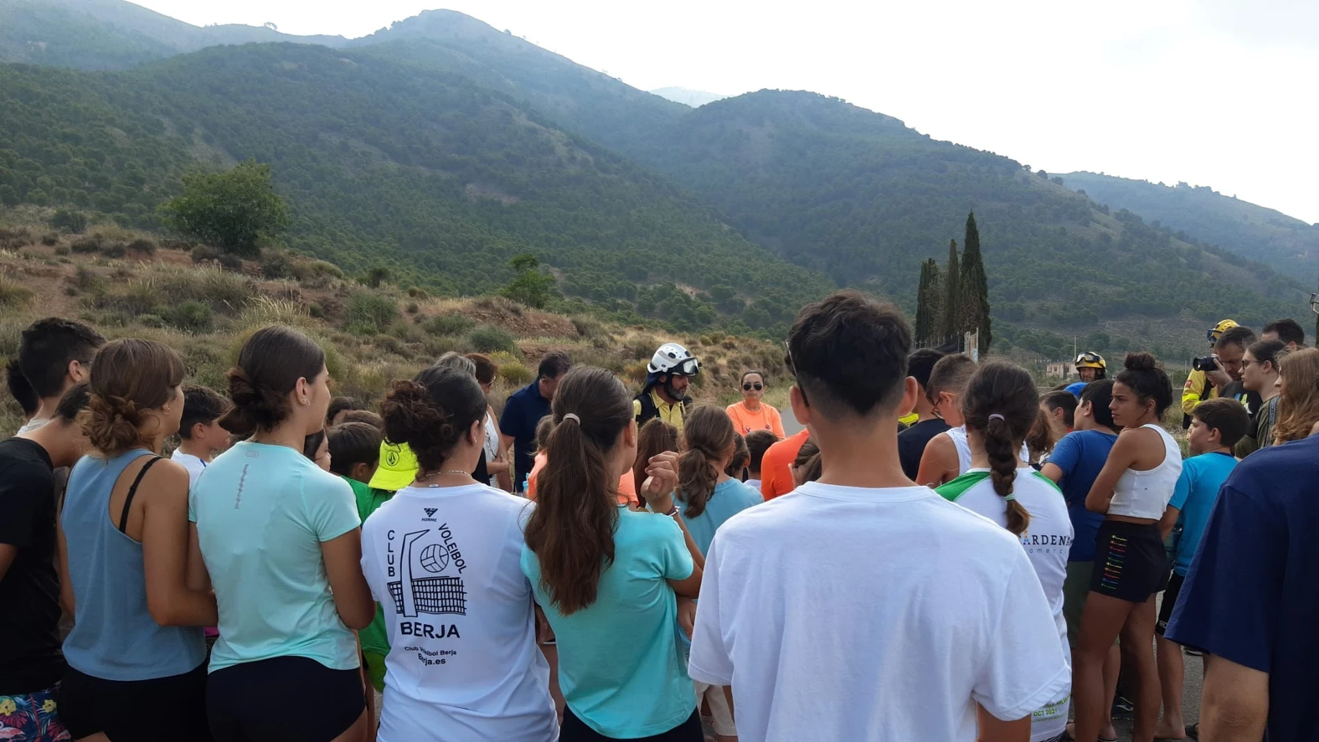 La sensibilización de los más jóvenes forma parte importante de los bomberos forestales durante todo el año