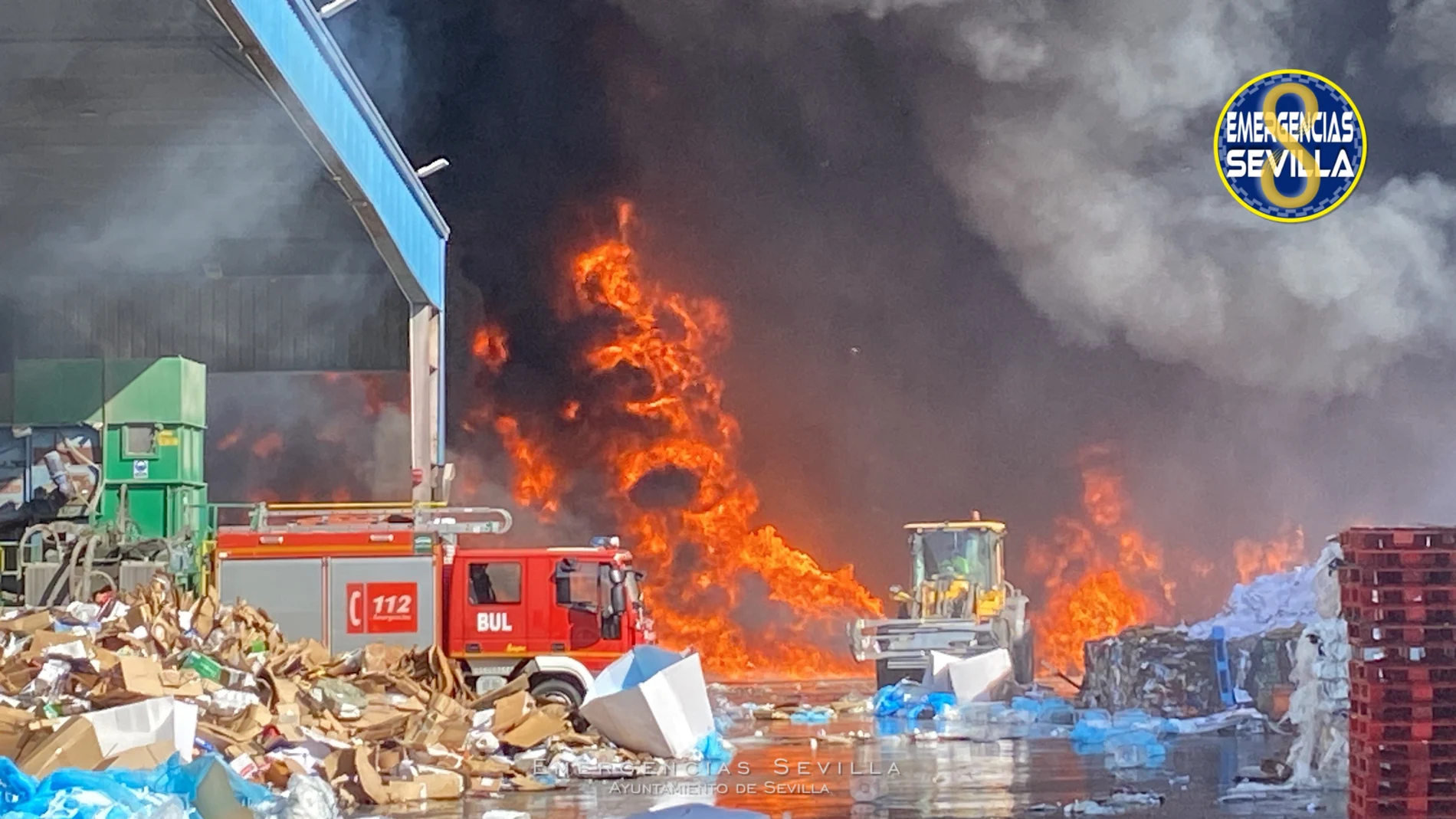 El fuego en el polígono La Red de Alcalá de Guadaíra (Sevilla)