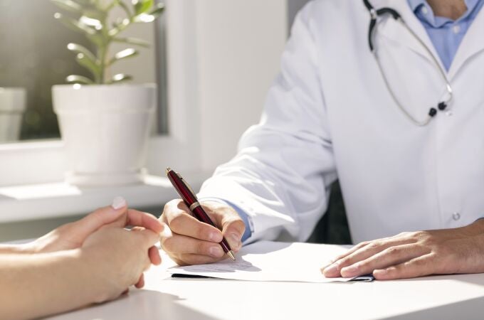 Paciente con el doctor en una consulta médica. Sanidad busca mejorar la formación continuada en materia de fármacos
