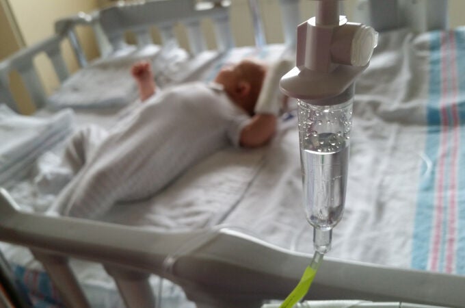 Bebé ingresado en el hospital.