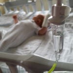 Bebé ingresado en el hospital.