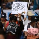 Manifestantes participan en una marcha para exigir a las autoridades de la Corte Suprema de Justicia y del Tribunal Supremo Electoral que se oficialicen los resultados de las elecciones del pasado 25 de junio hoy, en Ciudad de Guatemala