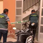 La Guardia Civil precinta la entrada del edificio donde se ha producido un crimen machista en Antella (Valencia).