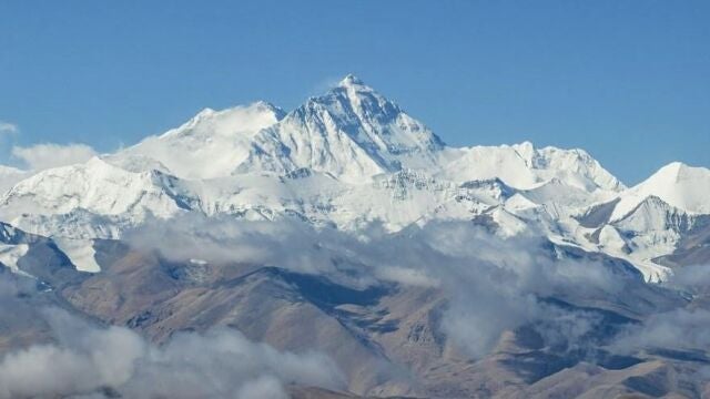 El Everest acumula más de nueve metros de nieve en su cima