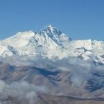 El Everest acumula más de nueve metros de nieve en su cima