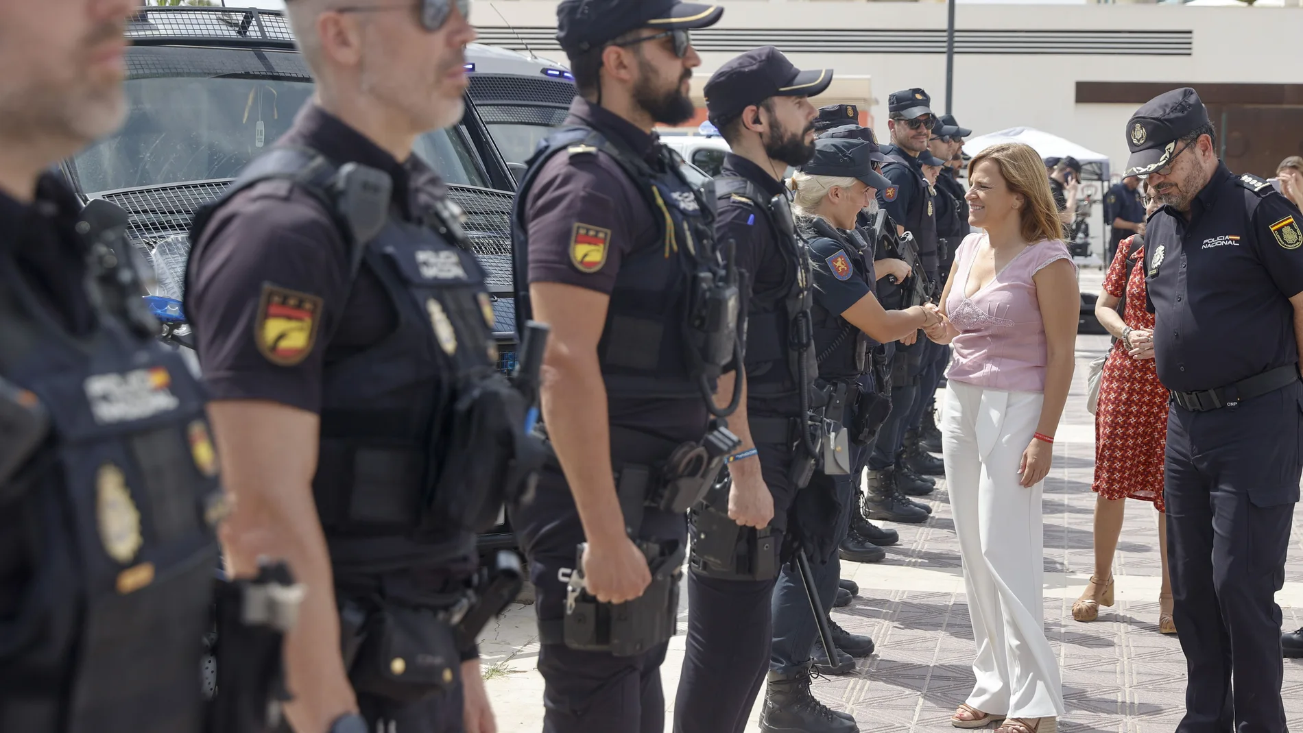 La delegada del Gobierno, Pilar Bernabé ha presentado la operación verano 2023