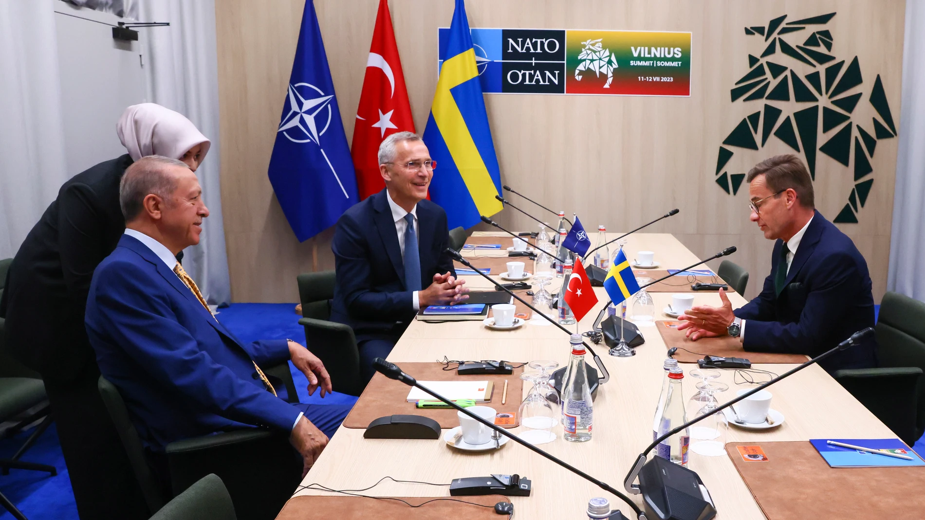 Vilnius (Lithuania), 10/07/2023.- NATO Secretary-General Jens Stoltenberg (C), Turkish President Tayyip Erdogan (L) and Swedish Prime Minister Ulf Kristersson (R) attend a meeting, on the eve of a NATO summit, in Vilnius, Lithuania, 10 July 2023. The NATO Summit will take place in Vilnius on 11 and 12 July 2023 with the alliance's leaders expected to adopt new defense plans. (Lituania, Suecia, Turquía) EFE/EPA/YVES HERMAN / POOL