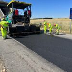 Extensión de la mezcla bituminosa experimental en la Autovía Valladolid-Segovia