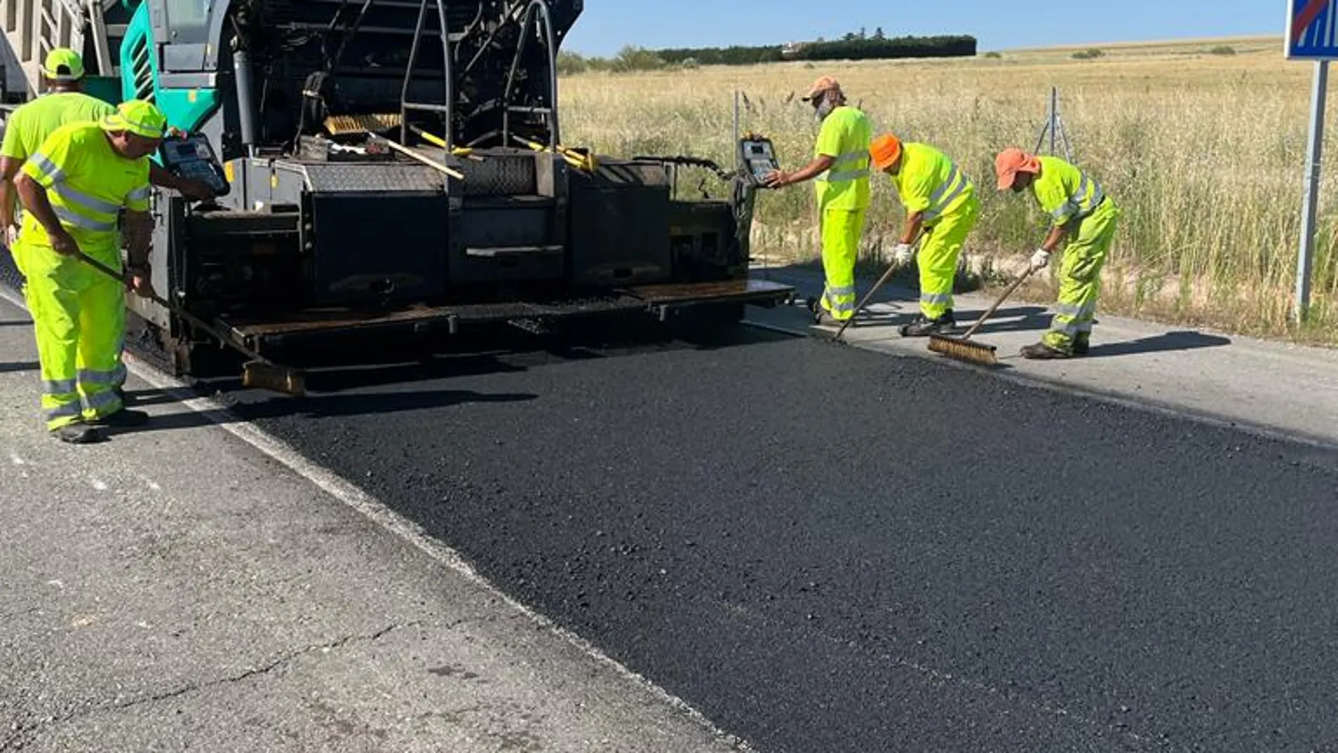 Extensión de la mezcla bituminosa experimental en la Autovía Valladolid-Segovia