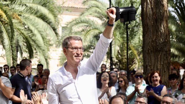 El líder del Partido Popular, Alberto Núñez Feijóo, a su llegada a un acto de campaña electoral del Partido Popular, en los Jardines del Prado, a 11 de julio de 2023, en Ciudad Real, Castilla-La Mancha (España). Feijóo ha viajado a Ciudad Real para protagonizar un acto de campaña de cara a las elecciones generales del 23 de julio. El acto es el primero al que asiste Feijóo tras el debate cara a cara con el presidente del Gobierno ayer, 10 de julio en Atresmedia. 11 JULIO 2023;CIUDAD REAL;CASTILLA LA MANCHA;PP;FEIJOO Patricia Galiana / Europa Press 11/07/2023