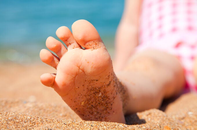 La arena de la playa puede ser molesta cuando se acumula en nuestro cuerpo