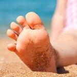 La arena de la playa puede ser molesta cuando se acumula en nuestro cuerpo