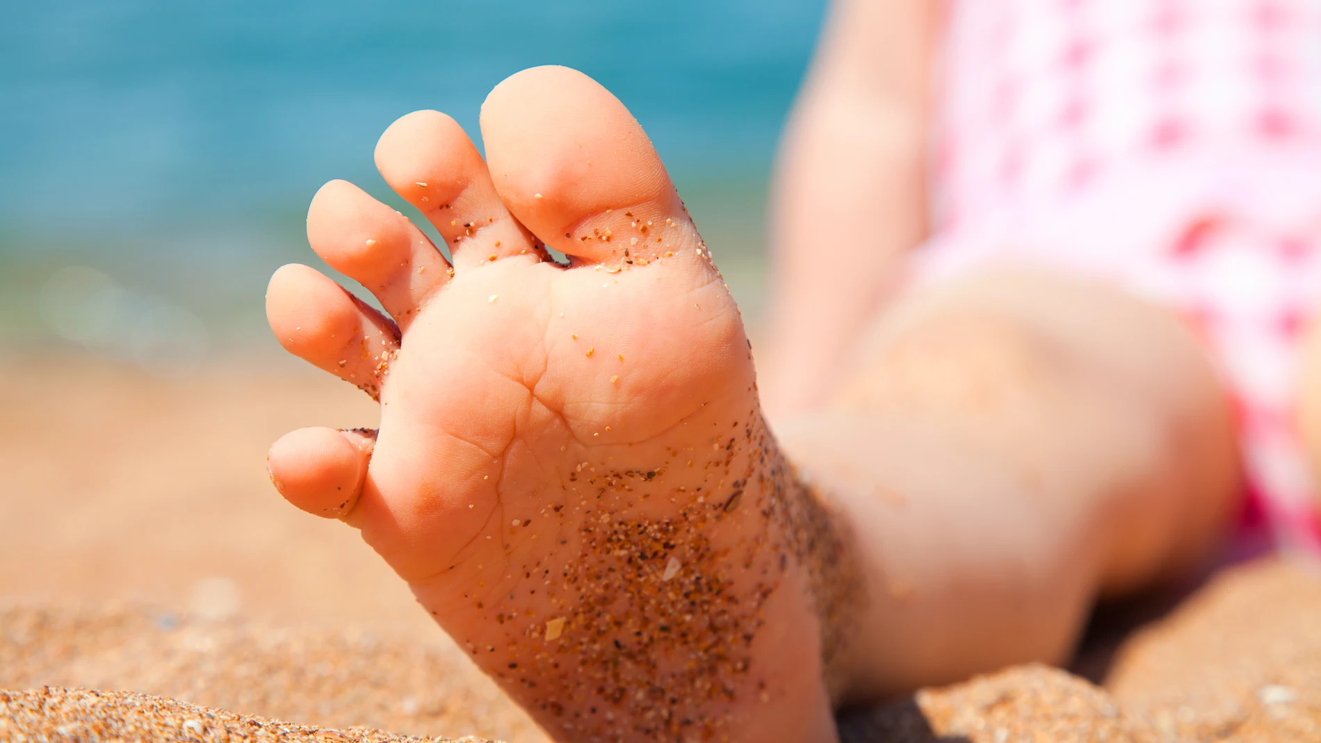 La arena de la playa puede ser molesta cuando se acumula en nuestro cuerpo