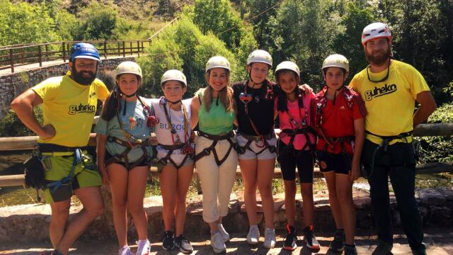 La directora del Instituto de la Juventud, Estela López, visita el campamento de Vegacervera (León) 