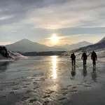 Formación de hielo proglacial en el lecho de un río durante el invierno ártico 