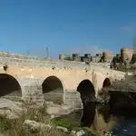 El puente romano sobre el río Adaja con las murallas de Ávila al fondo
