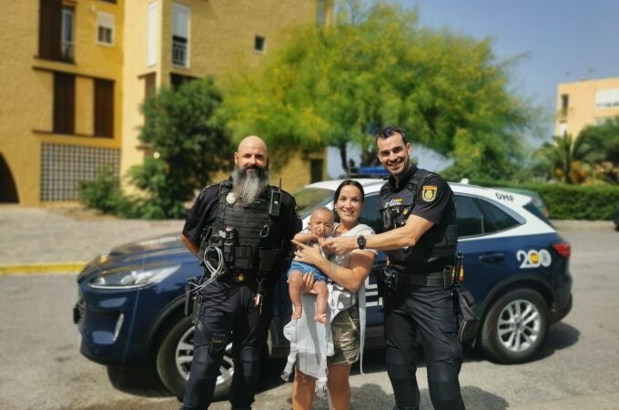 Almería.- Sucesos.- La Policía Nacional auxilia a un bebé atrapado en un coche al bloquearse accidentalmente las puertas