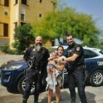 Almería.- Sucesos.- La Policía Nacional auxilia a un bebé atrapado en un coche al bloquearse accidentalmente las puertas