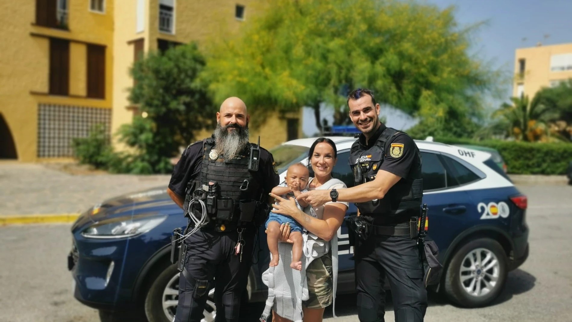 La madre ha querido fotografiarse con los agentes como agradecimiento CNP 11/07/2023