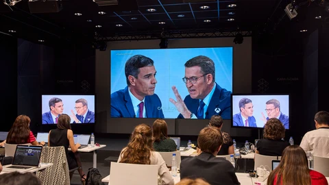 Sala de prensa durante el programa 'Cara a Cara. El Debate', en Atresmedia. Pedro Sánchez y Alberto Núñez Feijóo.