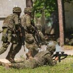 Militares españoles desplegados en el batallón multinacional de la OTAN en Letonia durante unas maniobras