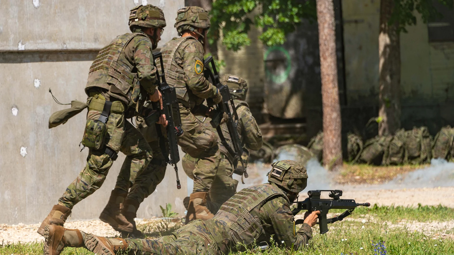 Militares españoles desplegados en el batallón multinacional de la OTAN en Letonia durante unas maniobras