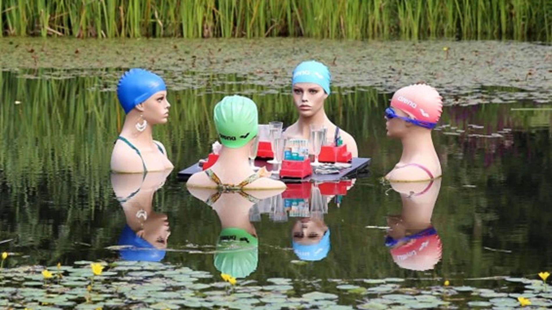 Maniquíes jugando en el estanque