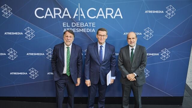 El presidente del PP, Alberto Núñez Feijóo (c), acompañado por José Creuheras (i) presidente de Atresmedia y Planeta y por el consejero delegado de Atresmedia Javier Bardají a su llegada al debate electoral con el candidato y líder del PSOE Pedro Sánchez, este lunes en Madrid. 