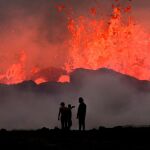Un grupo de curiosos que logró acceder previamente al lugar de la erupción expresó que la lava era "tan naranja como el sol"