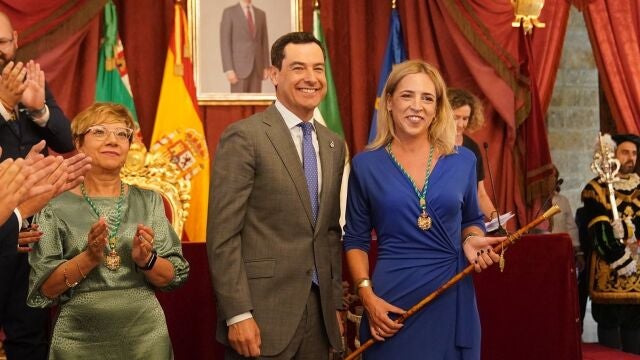 Almudena Martínez del Junco, presidenta de la Diputación de Cádiz, con Juanma Moreno