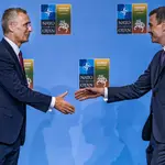 Jens Stoltenberg, secretario general de la OTAN, saluda al presidente del Gobierno español, Pedro Sánchez