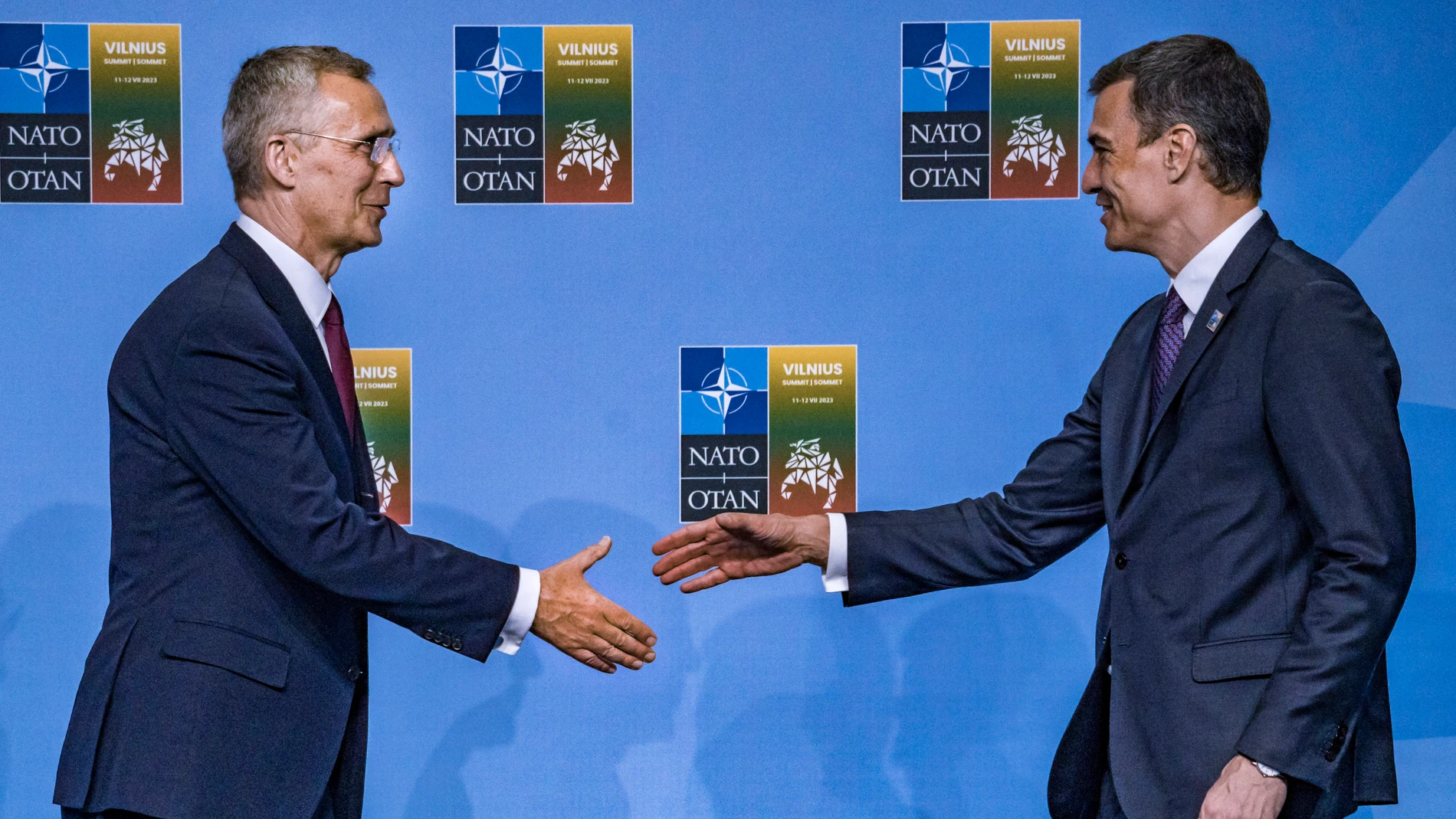 Jens Stoltenberg, secretario general de la OTAN, saluda al presidente del Gobierno español, Pedro Sánchez
