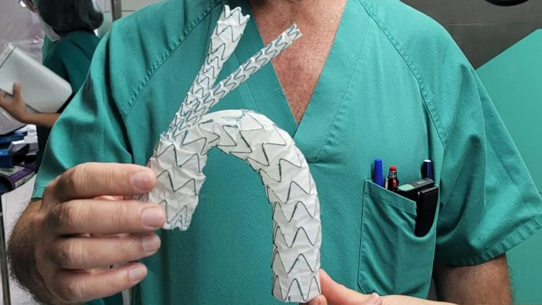 Detalle dispositivo de doble rama para un aneurisma implantado en el HUC