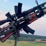 Así improvisan las Fuerzas Armadas de Ucrania un cañón antiaéreo con 6 rifles de asalto AK-74.